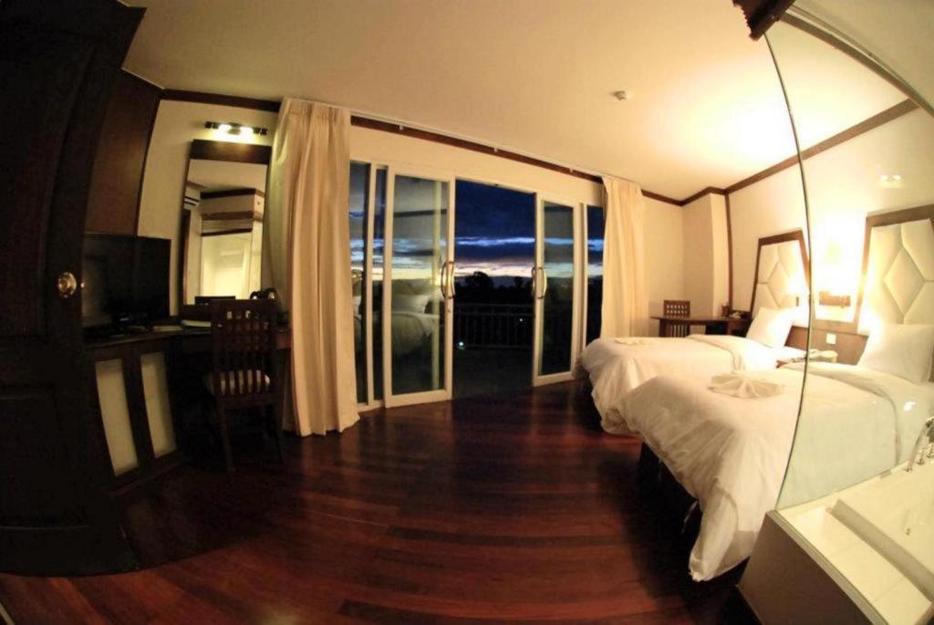 River City Hotel Мукдахан Екстериор снимка