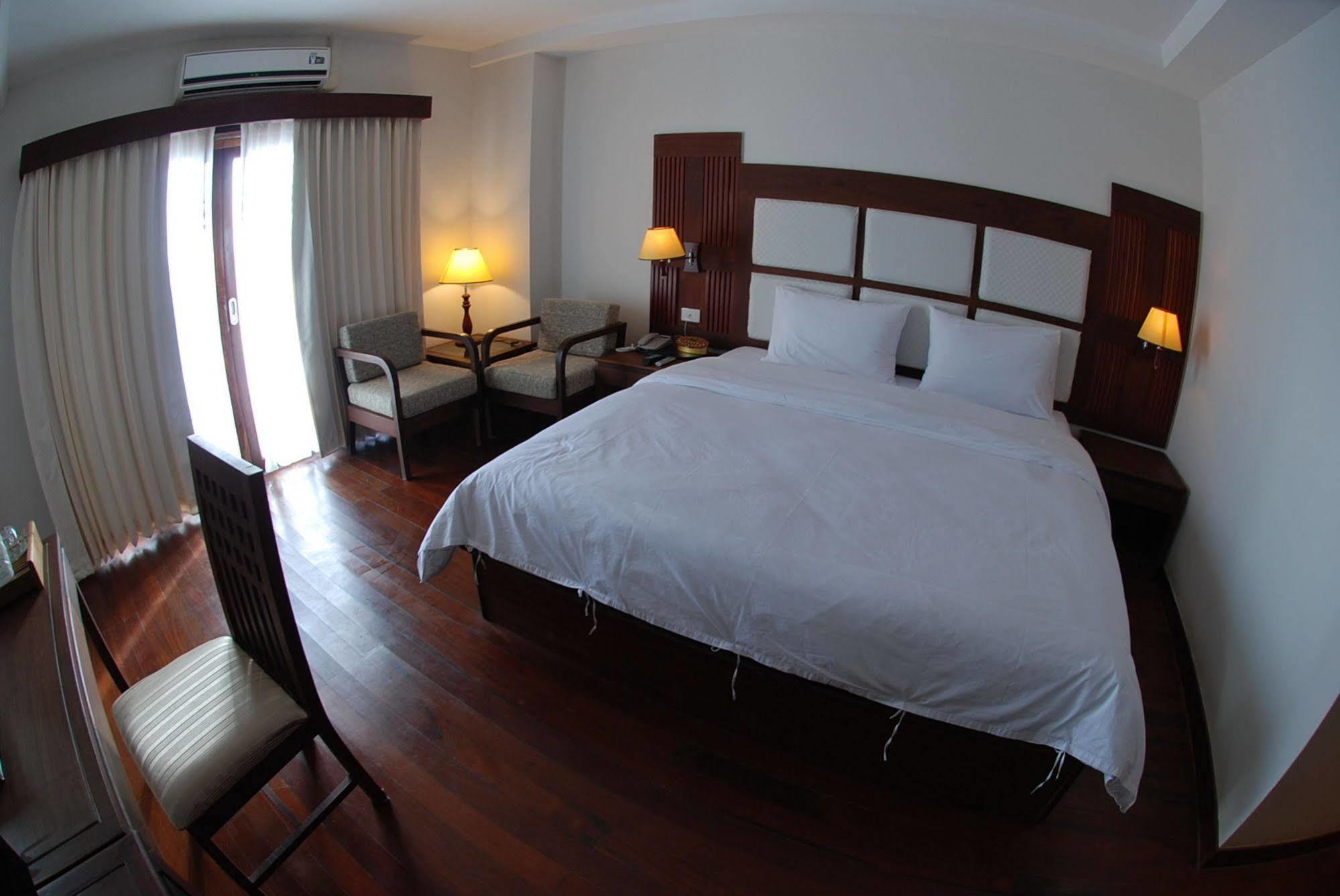 River City Hotel Мукдахан Екстериор снимка